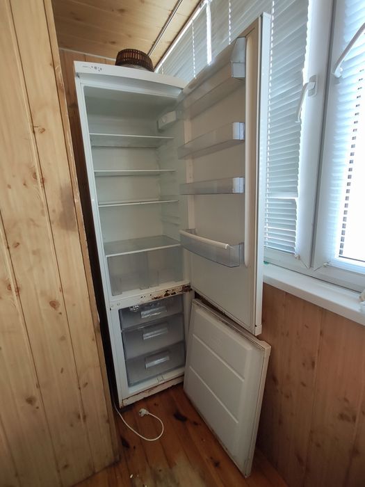 Продам холодильник полки ящики Zanussi на деталі під ремонт ZRB940PWH2