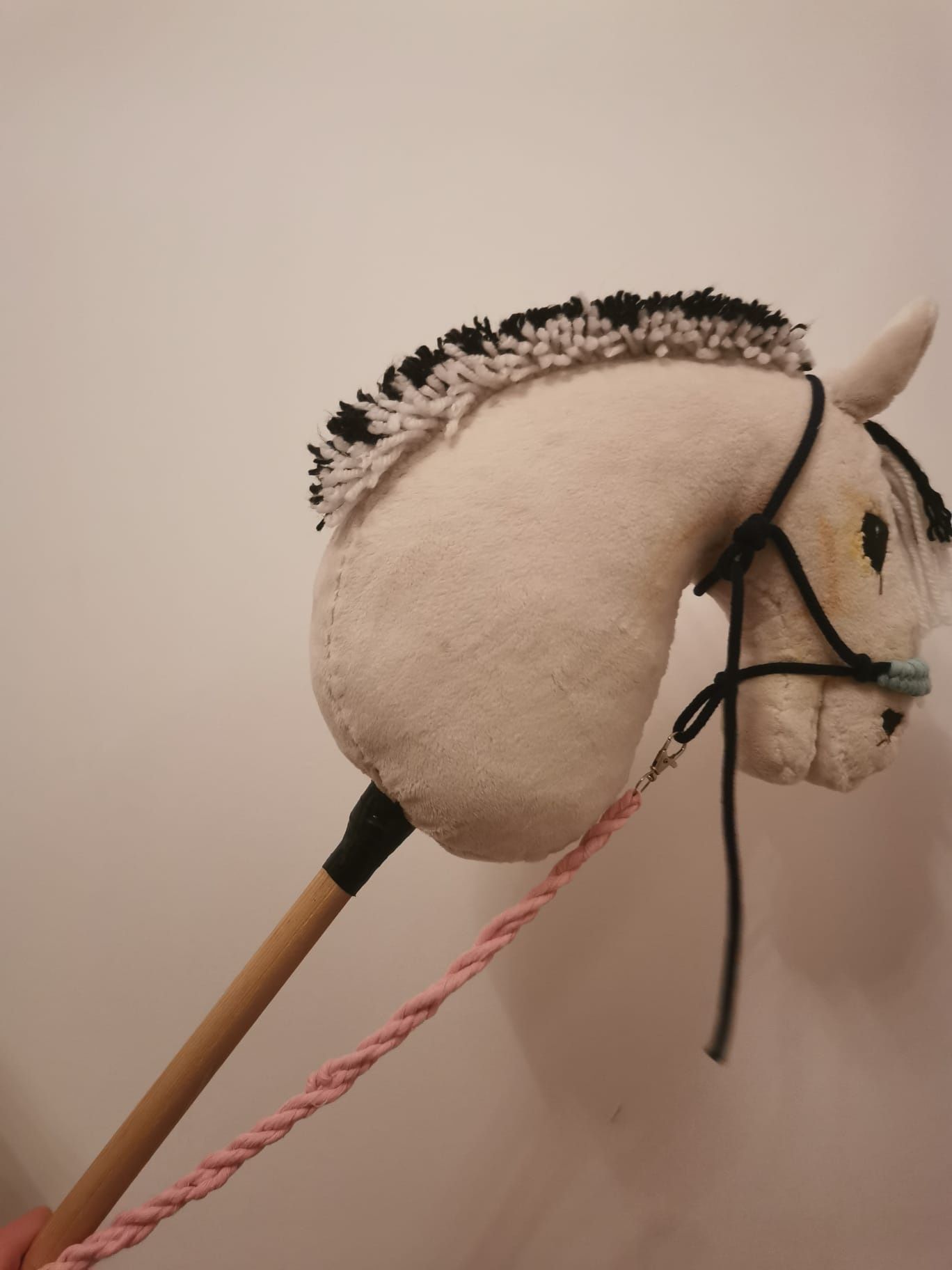 Hobby horse z halterem i uwiązem