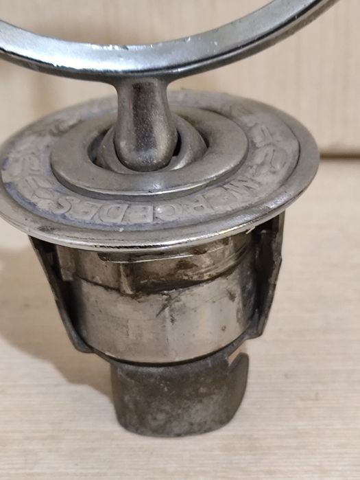 Значок Mersedes на капот