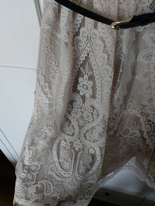 Sukienka beżowa koronkowa elegancka