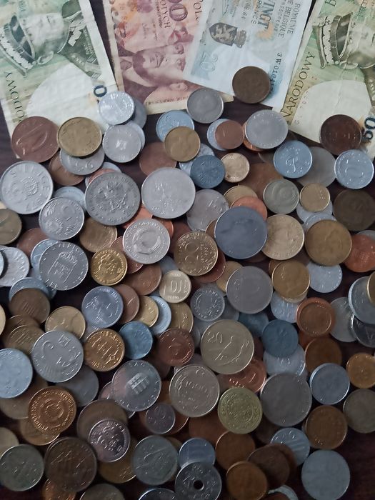 Monety i banknoty ponad 800 gram