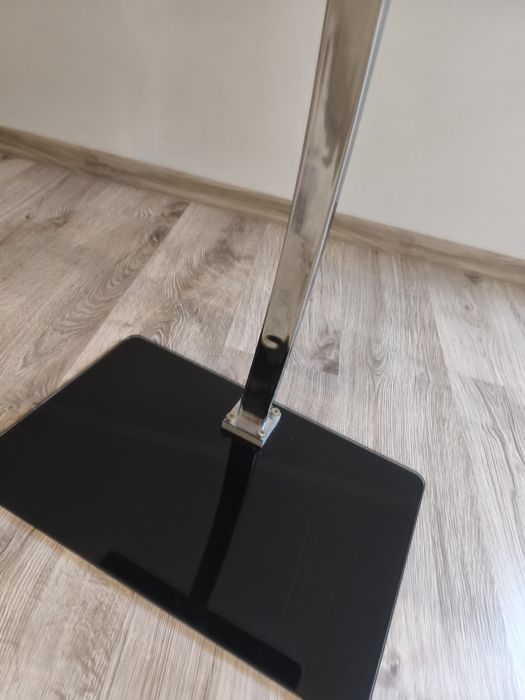 Czarny szklany stolik pod laptopa