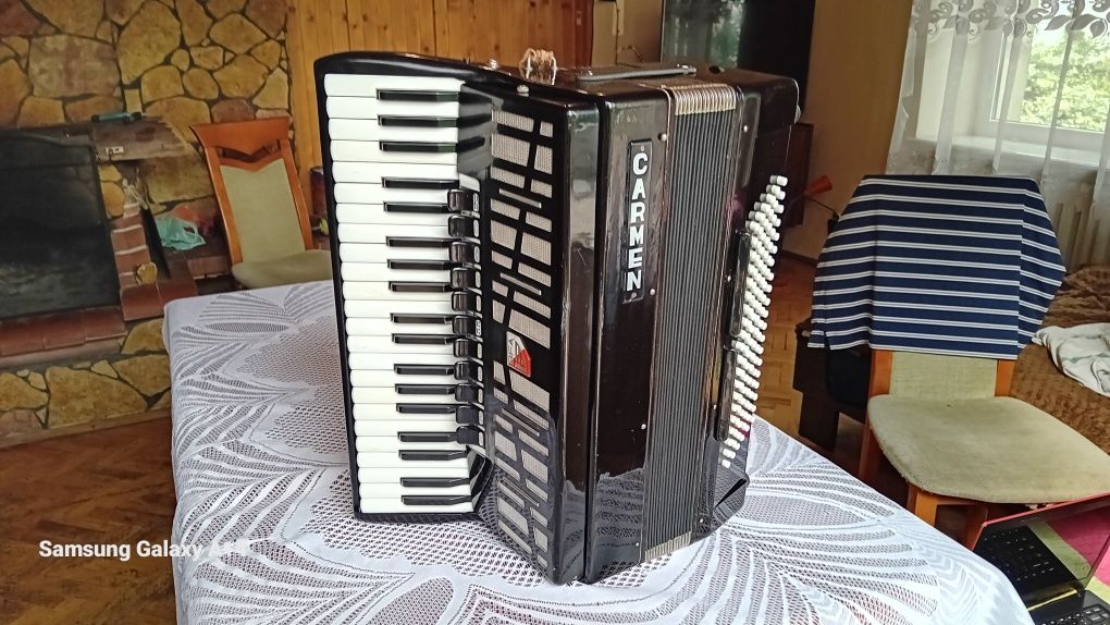 Akordeon carmen 120 basów 4 chórowy .Stan bardzo dobry