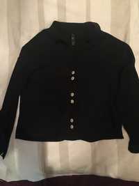Czarna koszula o krótszym kroju