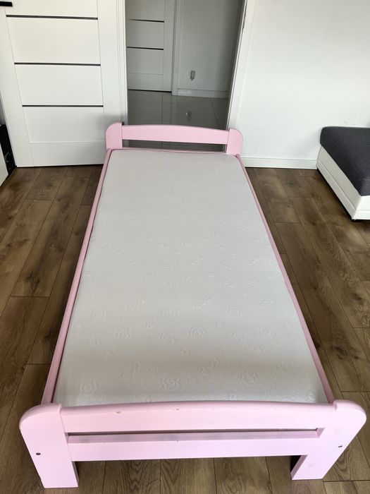 Piękne różowe łóżko z materacem