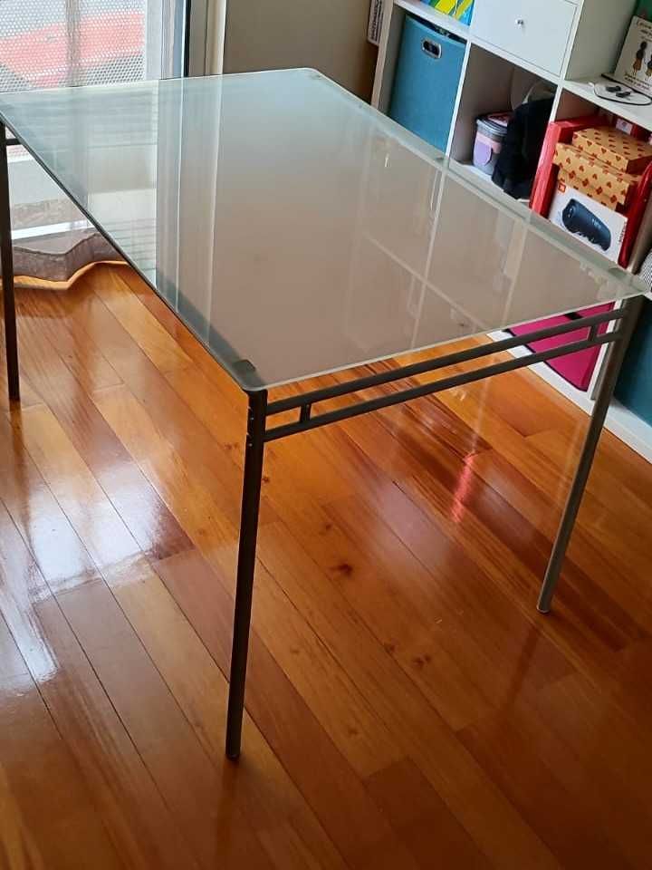 Mesa retangular tampo de vidro