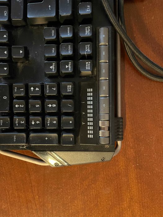 Teclado RipJaws KM780 Cherry MX Brown