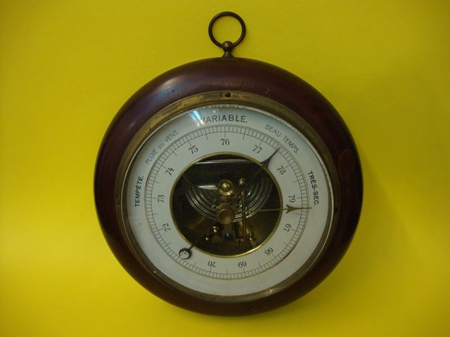 Barómetro antigo, mecânico