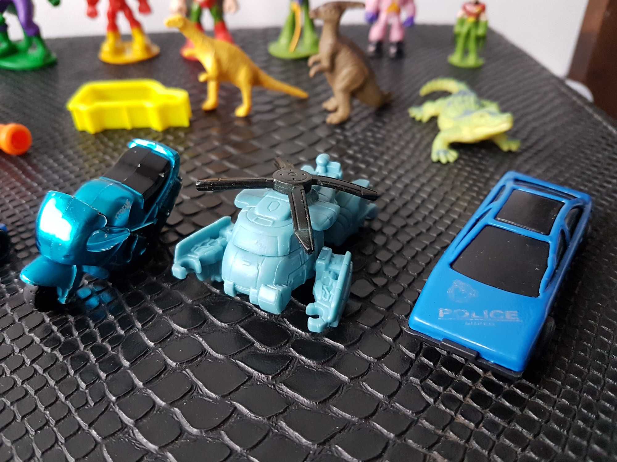 Auto Hot Wheels Mattel Figurki TM&DC Comics Robin Flash Dinozaury