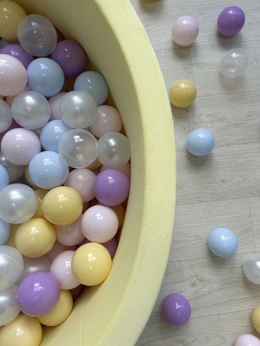 Сухі басейни з кулькам і без, жовтий. Наложка. Сухой Бассейн