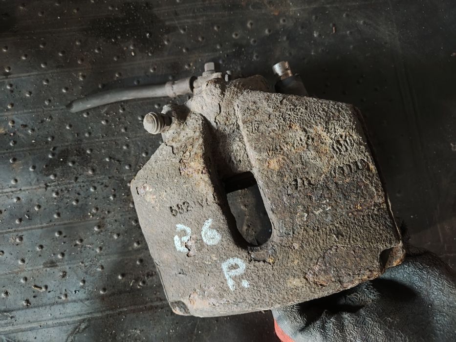 Zacisk hamulcowy przód prawy volkswagen passat b6