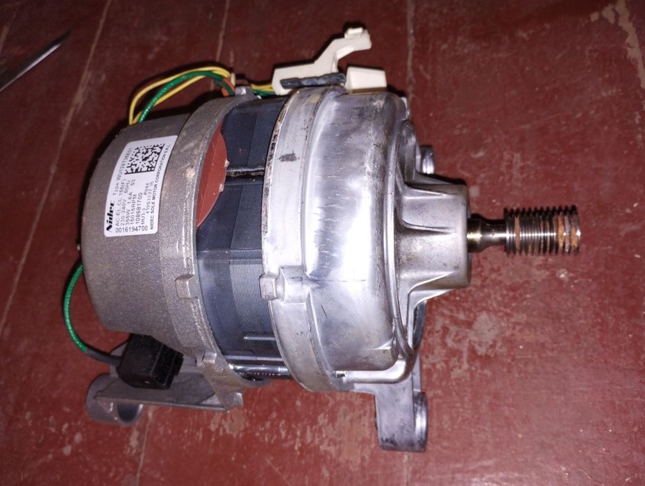 Двигатель от стиральной машины .