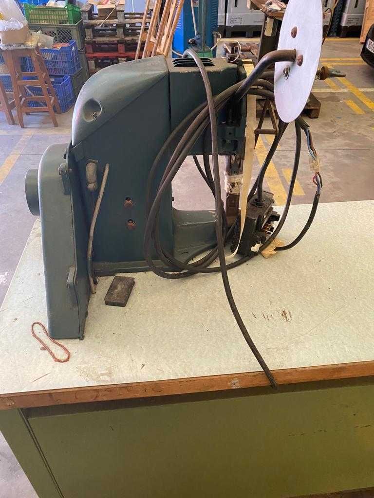 Máquina de aplicar fita para industria de calçado
