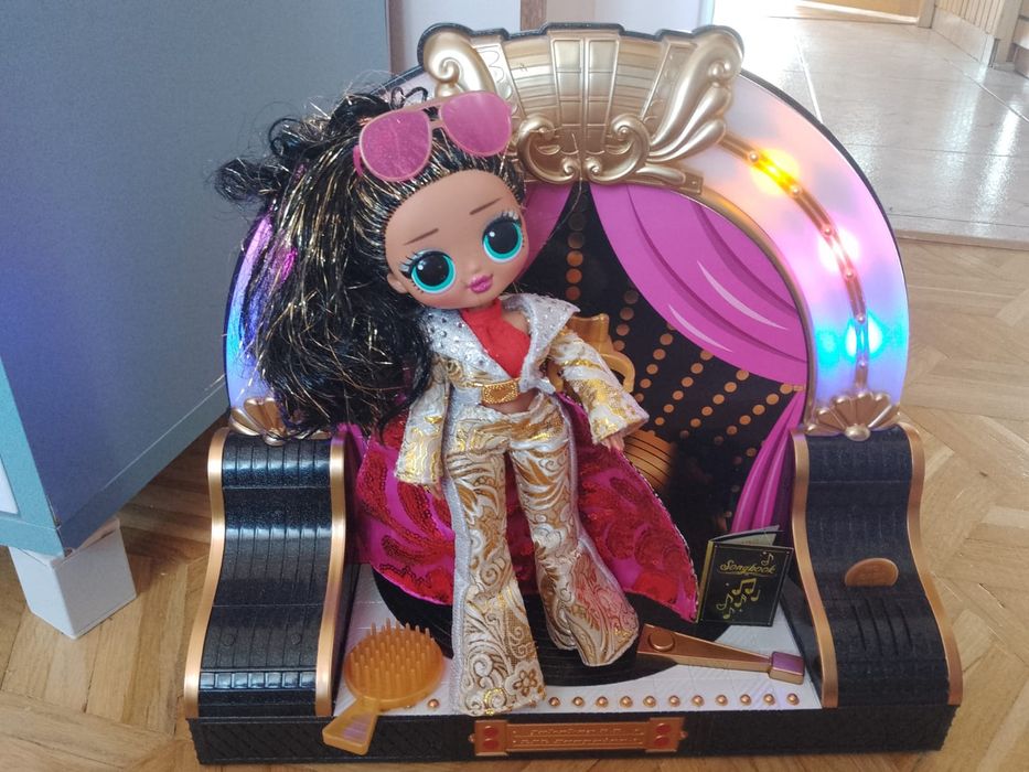 lalka L.O.L Suprise Omg szafa grająca scena
