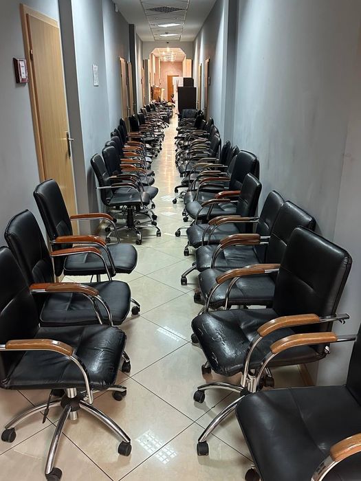 Офісні крісла та столи