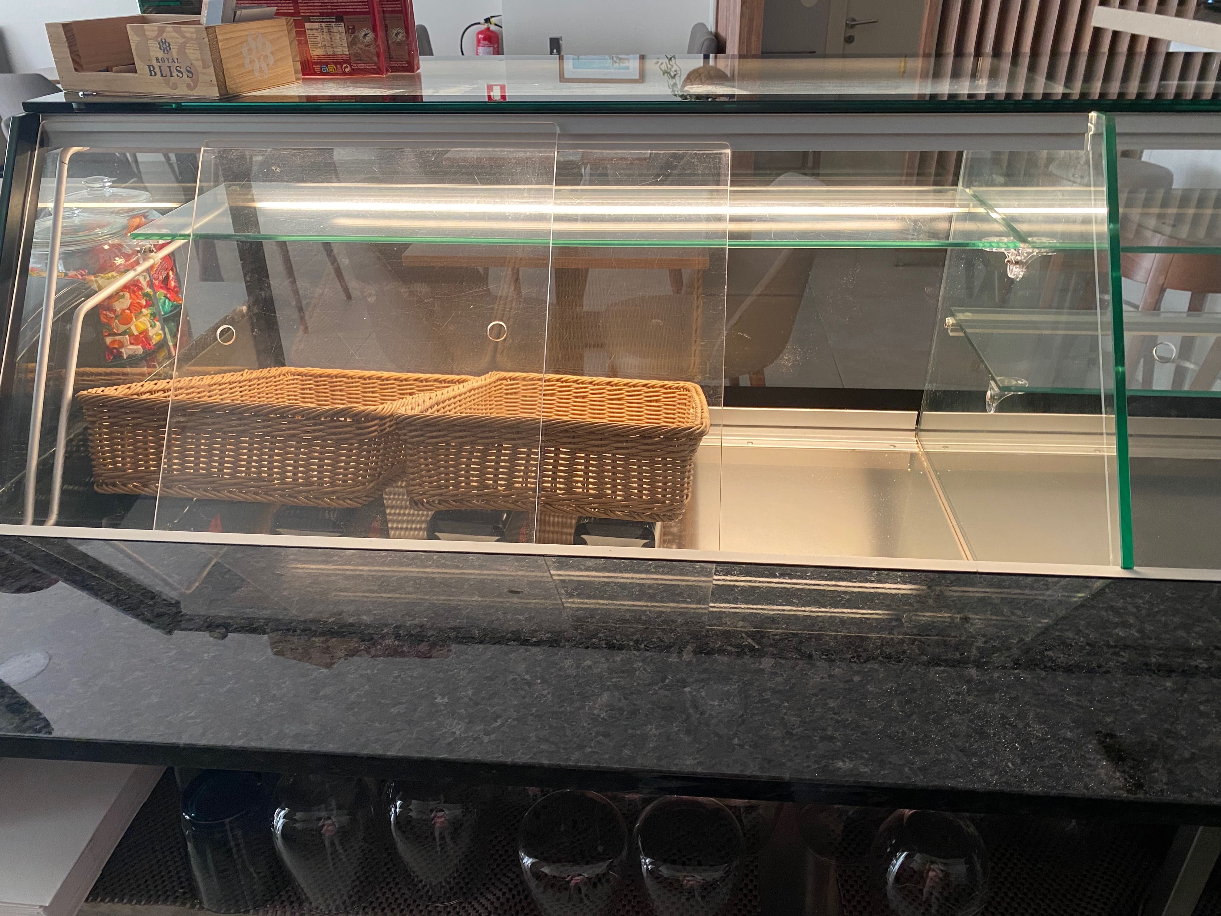 Vitrine de pastelaria neutra