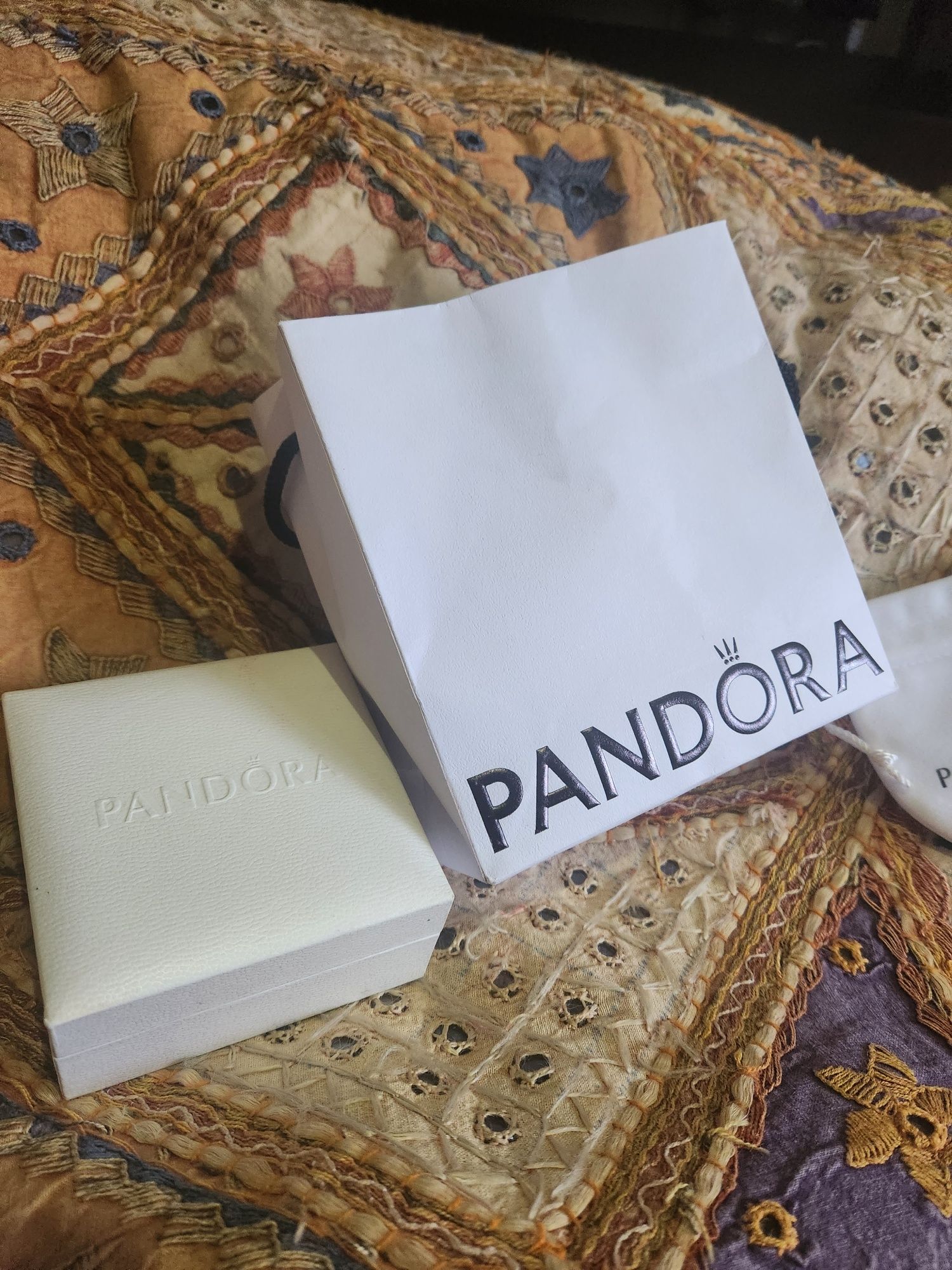 Pulseira pandora nova com caixa