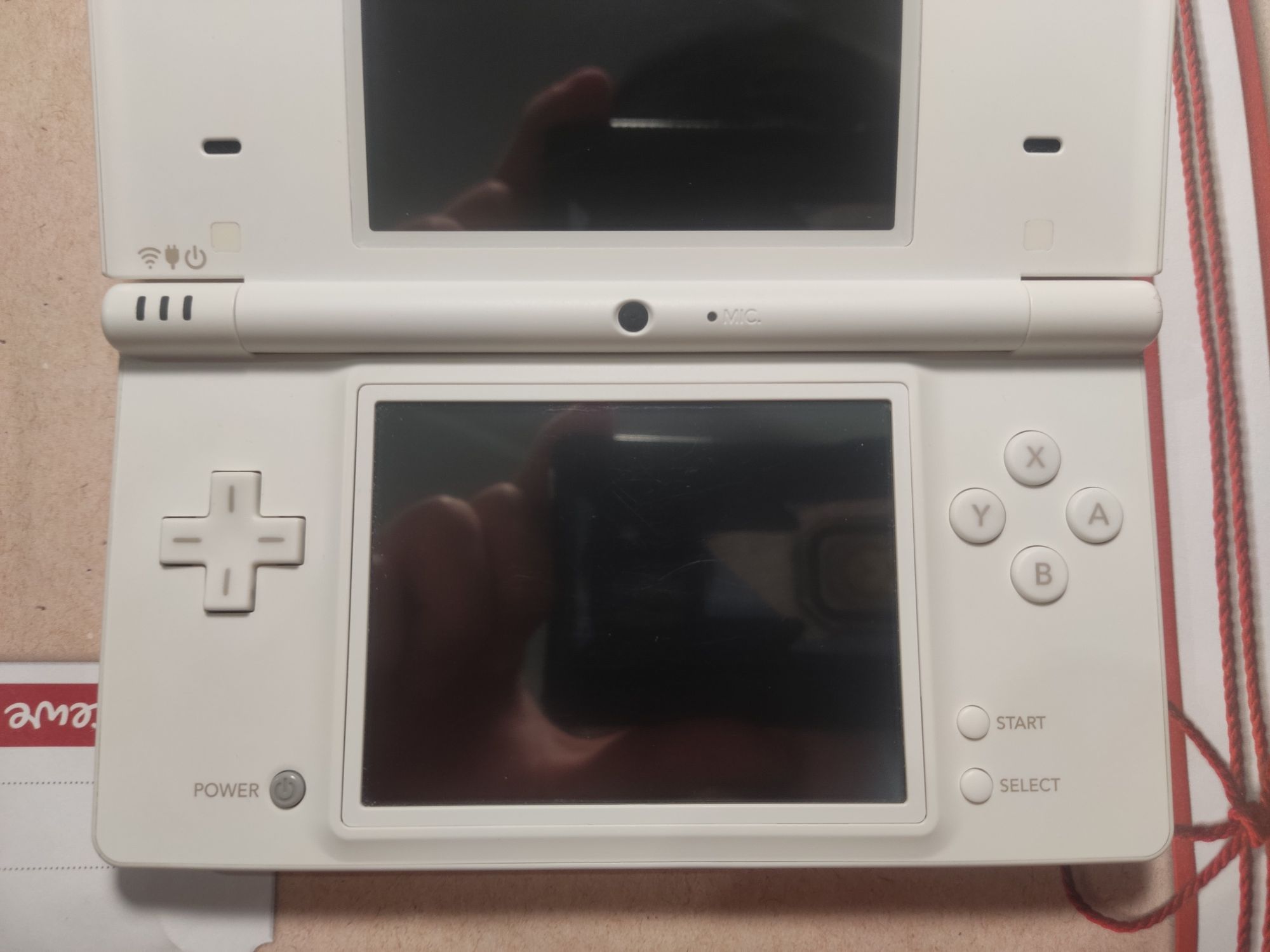 Nintendo DSi – biały – białe paski na ekranie