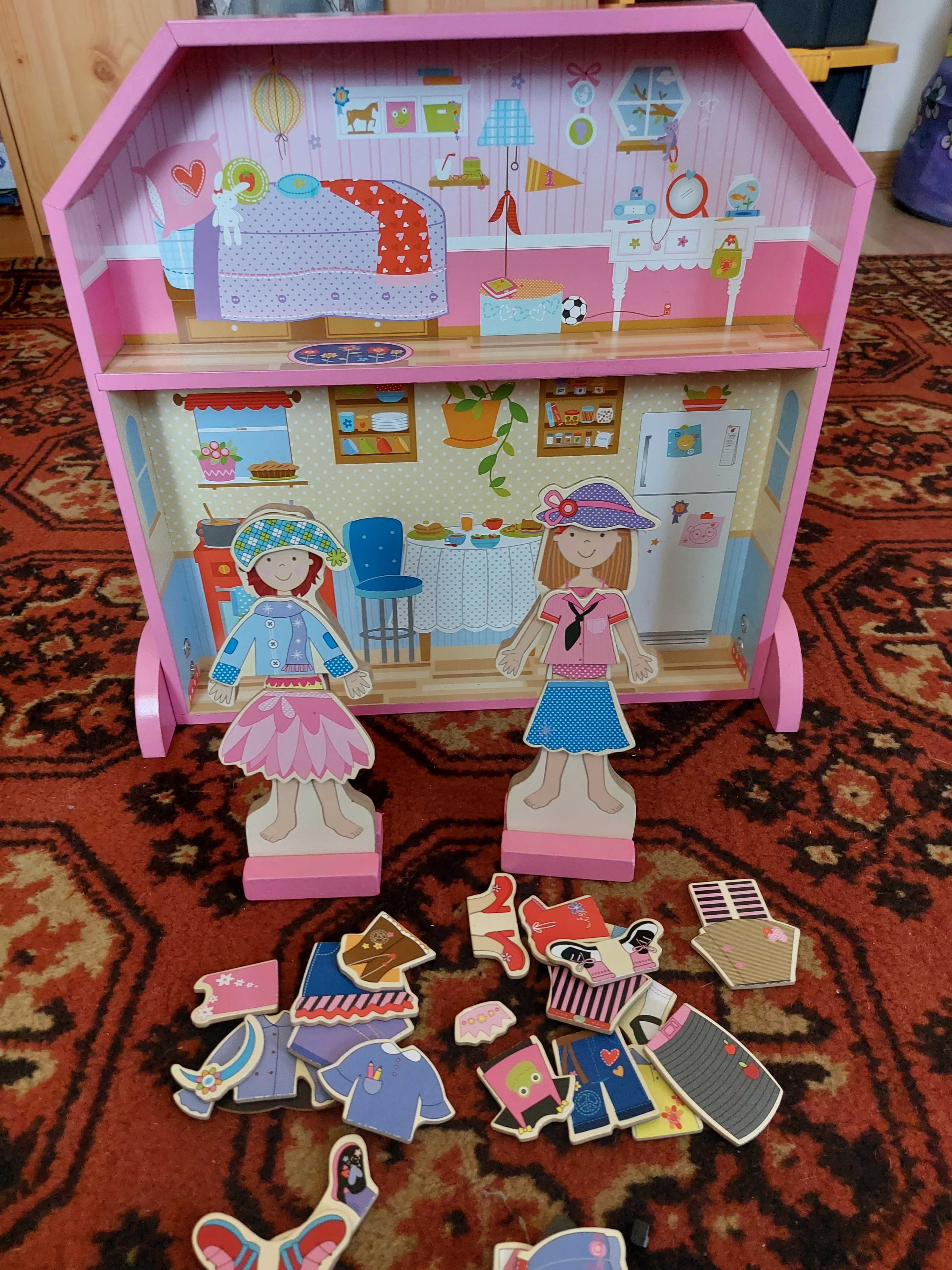 Drewniany domek z lalkami do przebierania
