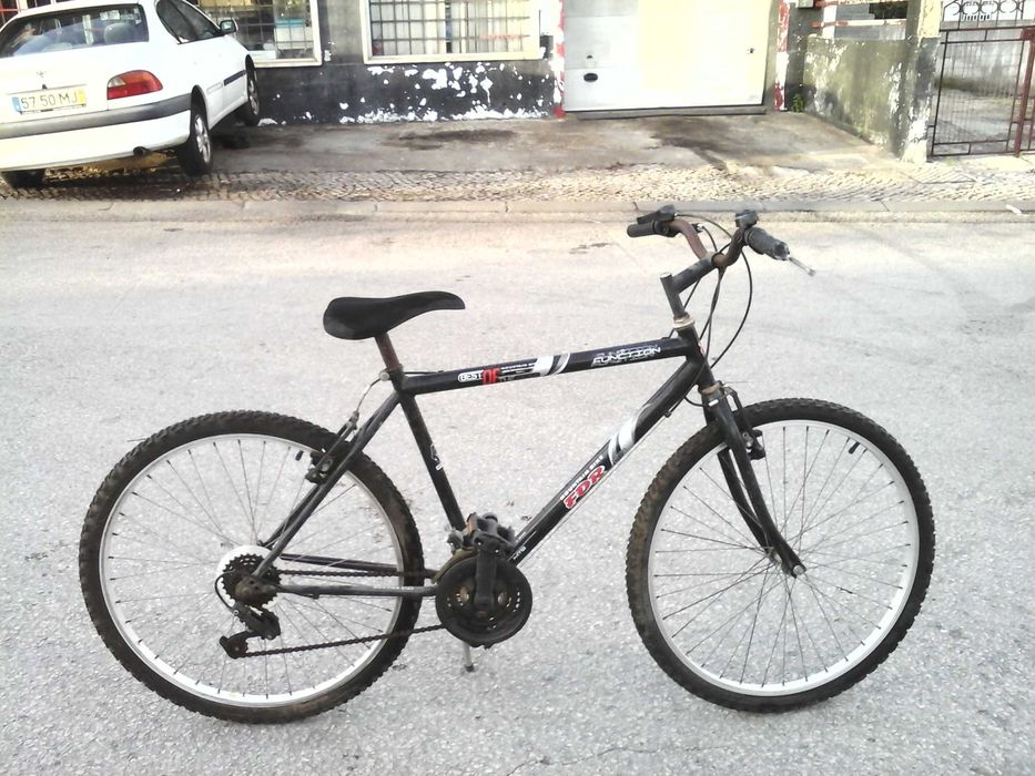 Bicicleta de montanha BTT roda 26" em estado razoavel