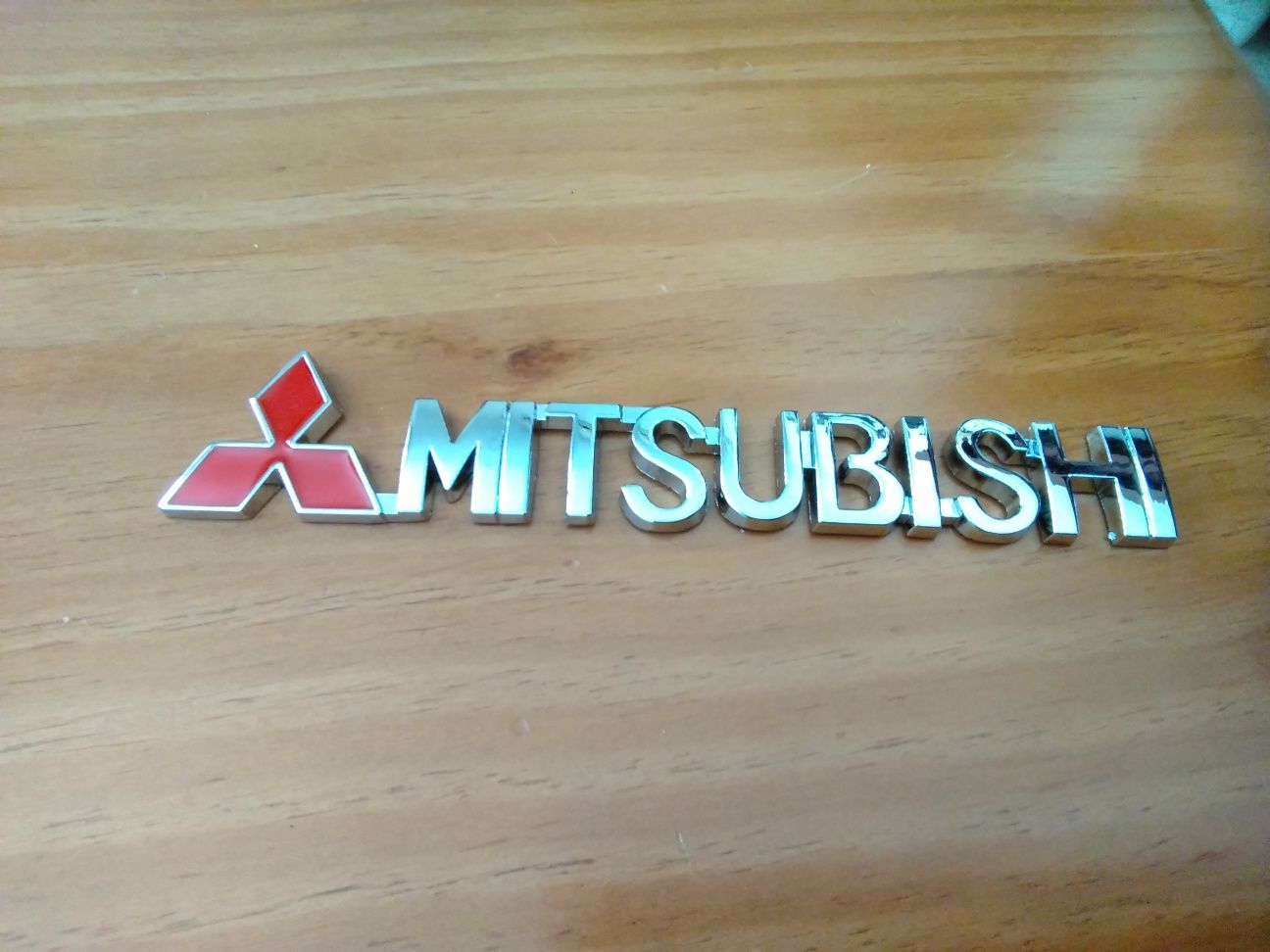 Logotipo "Mitsubishi"