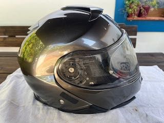Capacete modular Shoei Neotec 2 com intercomunicador Sena SRL2