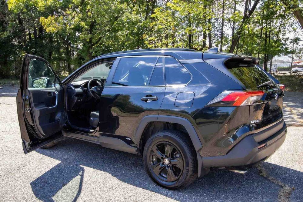 Toyota RAV4 Hybrid LE      2021