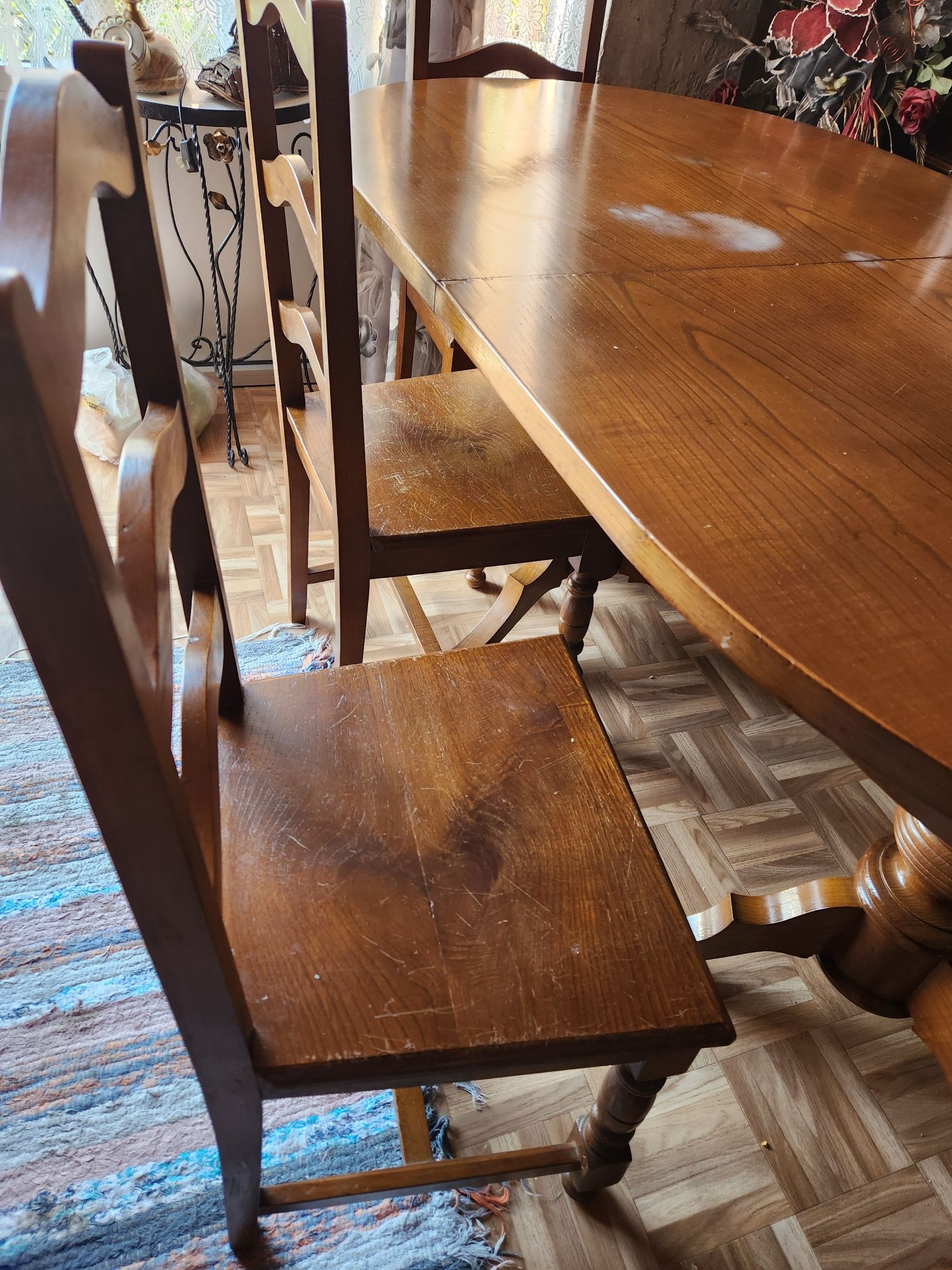 Vendo mesa oval extensível e 6 cadeiras