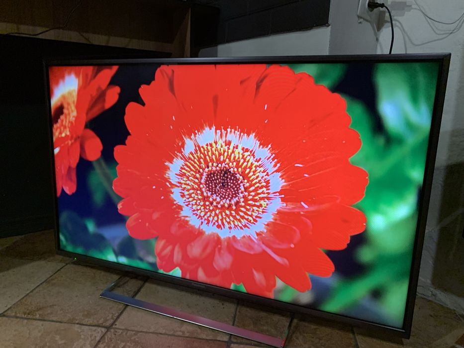 Телевізор panasonic 47 smart tv + кріплення на стіну