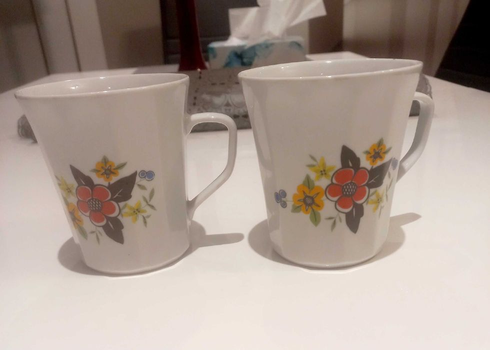Porcelanowe kubeczki z motywem kwiatów