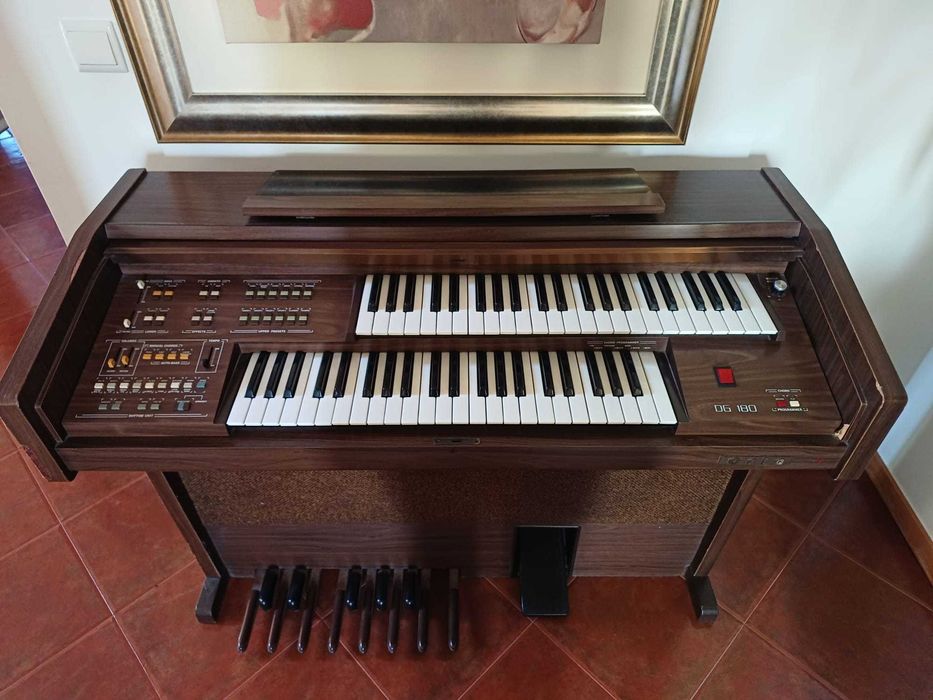 Órgão eléctrico ORLA DG180 em bom estado