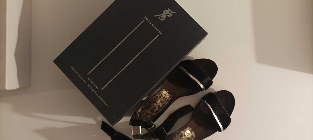 Sandália preta Paula Salgado