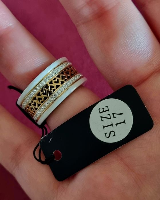 Anel dourado e branco, em aço, com corações e zirconias. T17