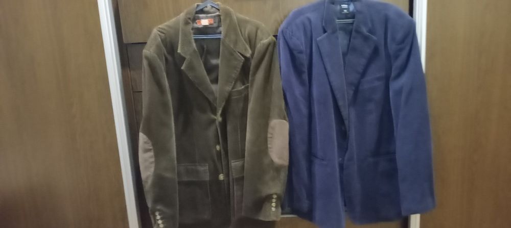 Dois blazeres um em castanho e outro azul marinho