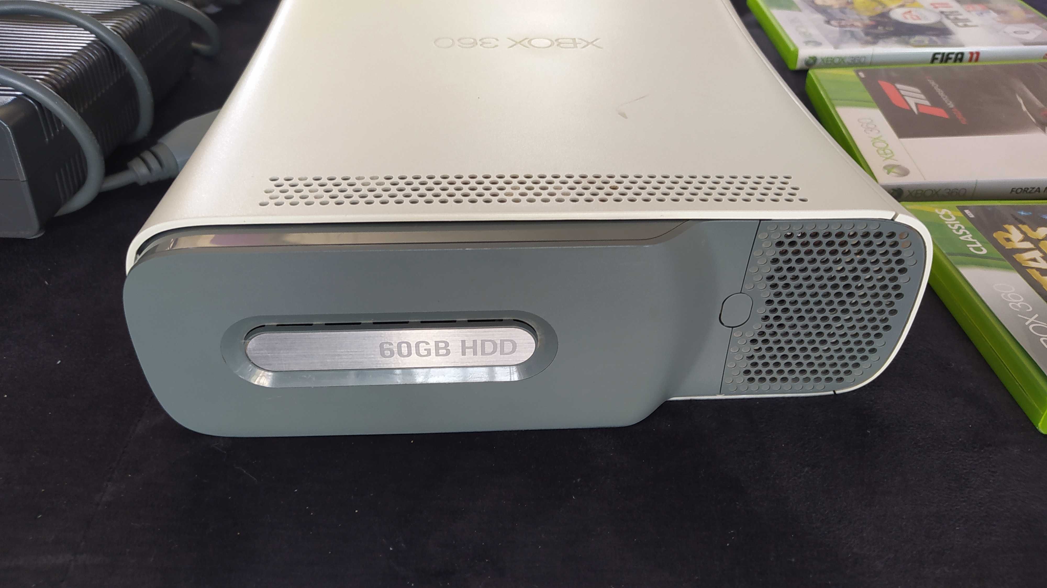 Xbox 360 60GB  2 pady 3 gry