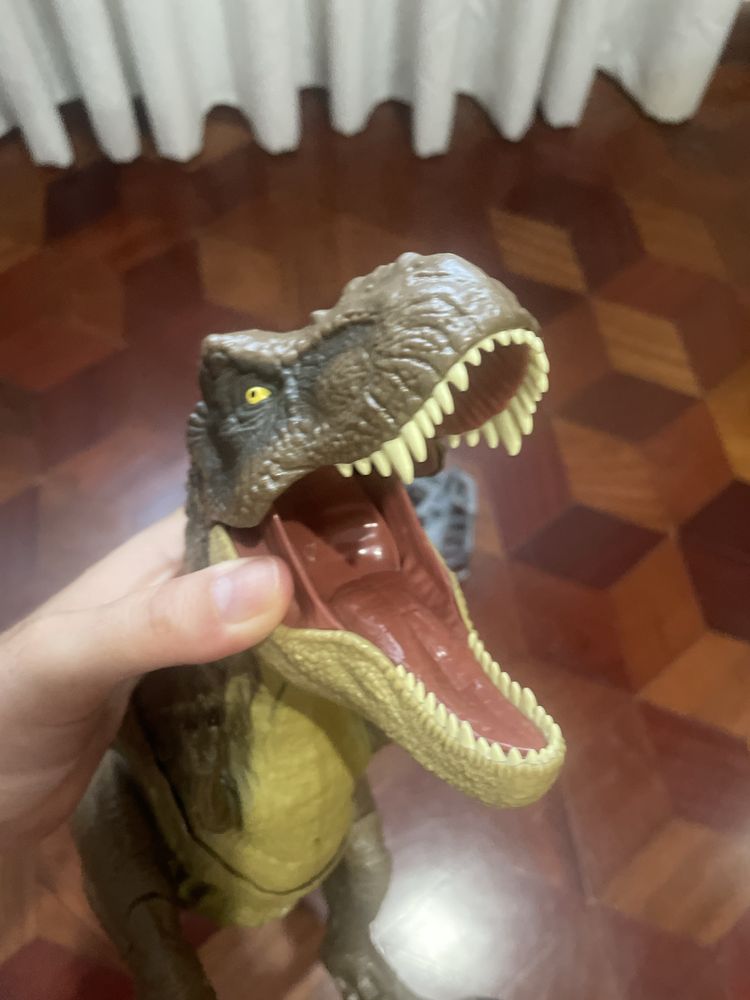 Jurassic World - T-Rex ataca e devora