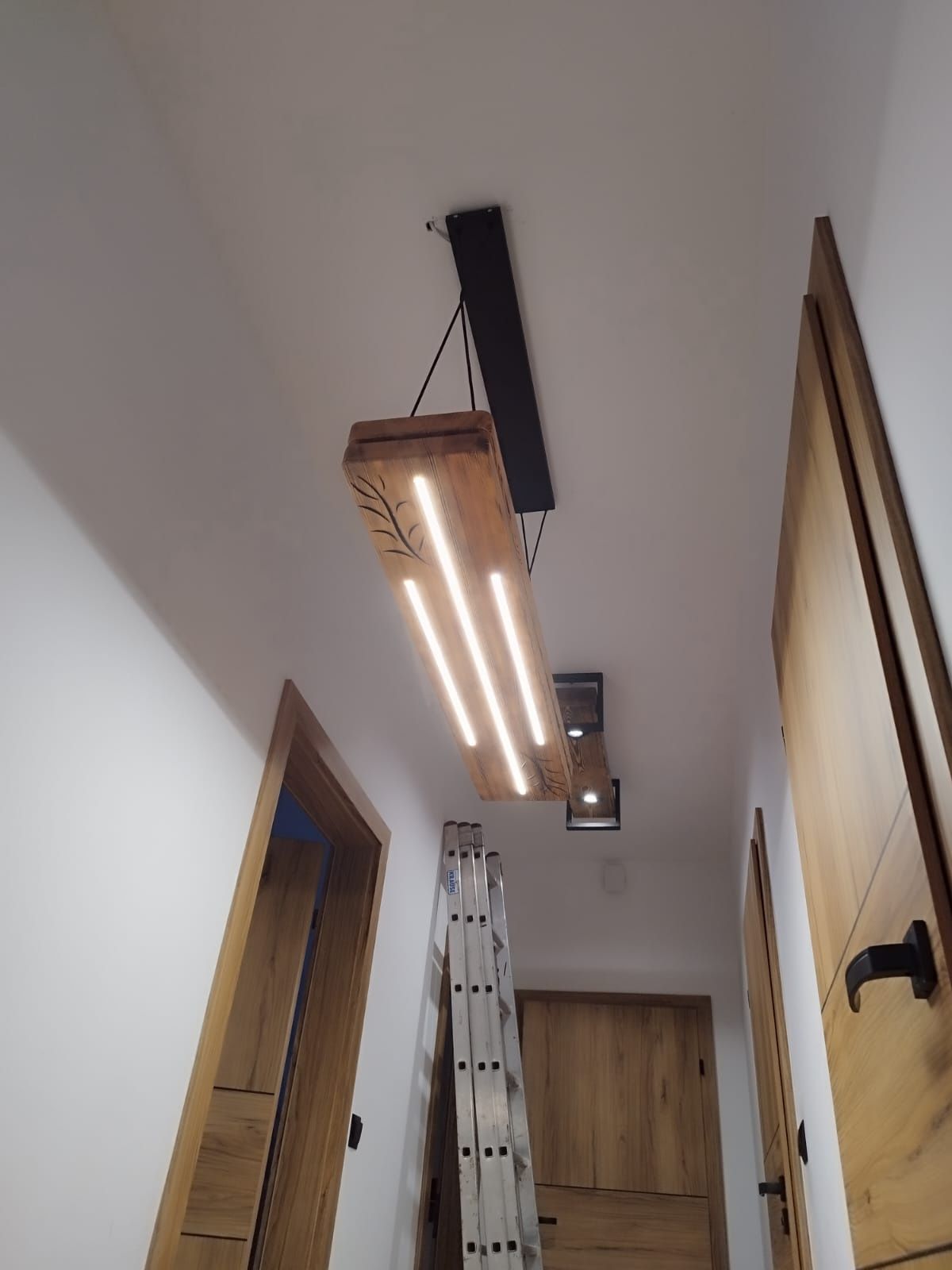 Lampa z drewna loft