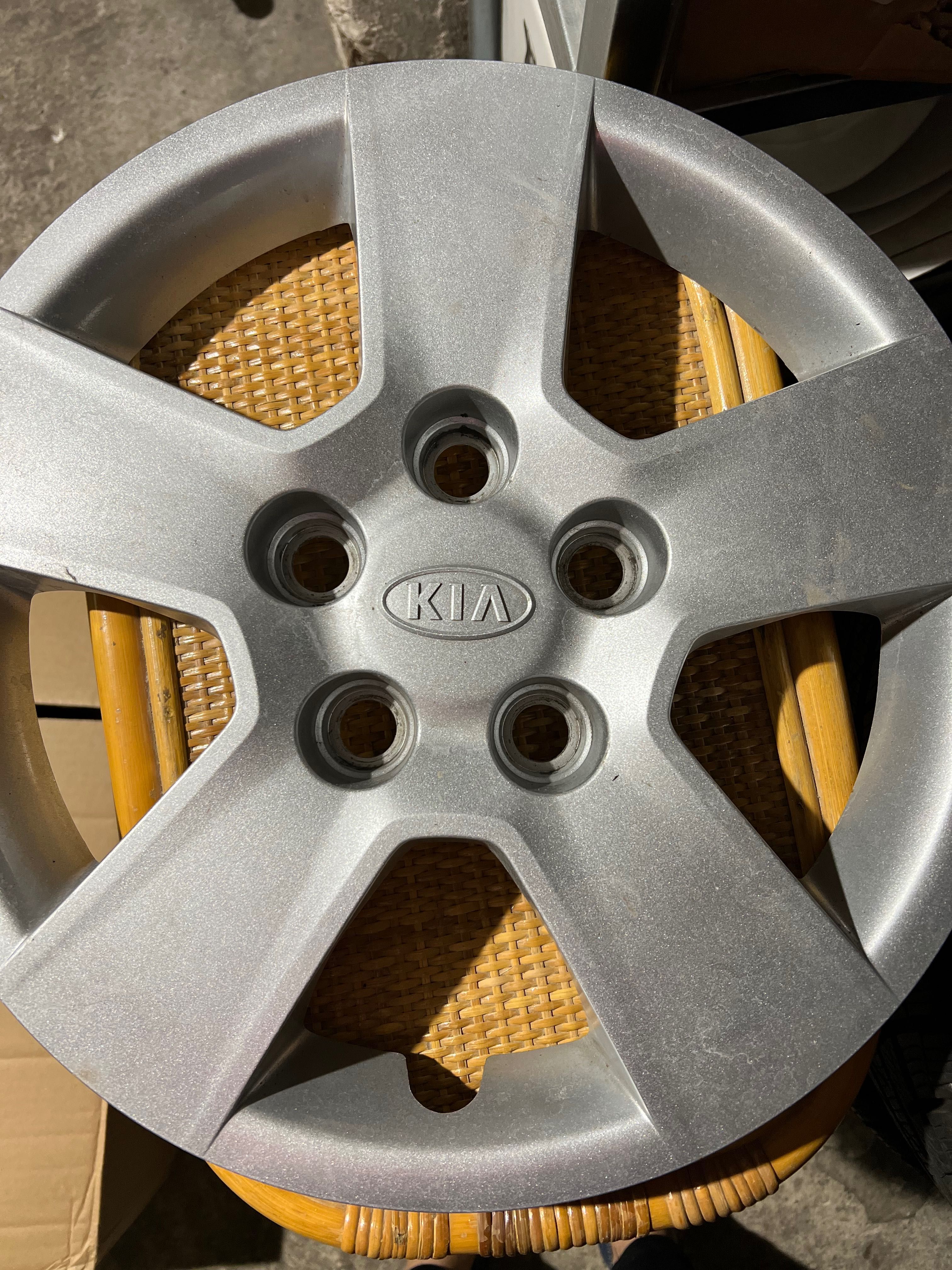 Felgi KIA HYUNDAI z oponami zimowymi.        R15 195/65 5x114.3 ET 46