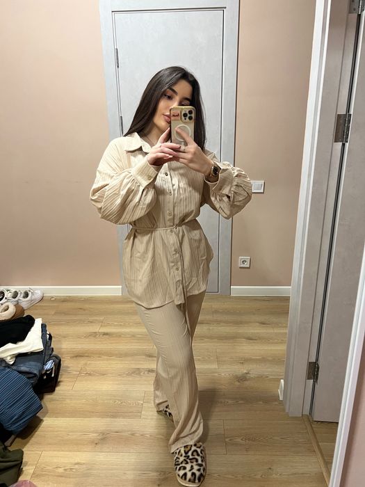 Костюм с штанами и рубашкой с поясом