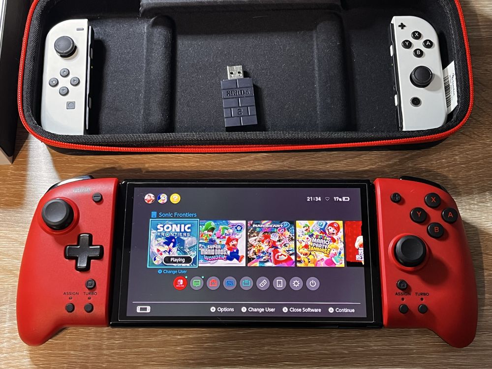 Nintendo Switch OLED + Hori Split Pad PRO + Tomtoc etui + 8Bitdo Adapt