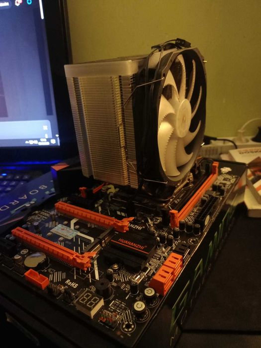 Intel XEON E5 2678v3(12 rdzeni, 24 wątki)+Płyta Huananzhi BD4