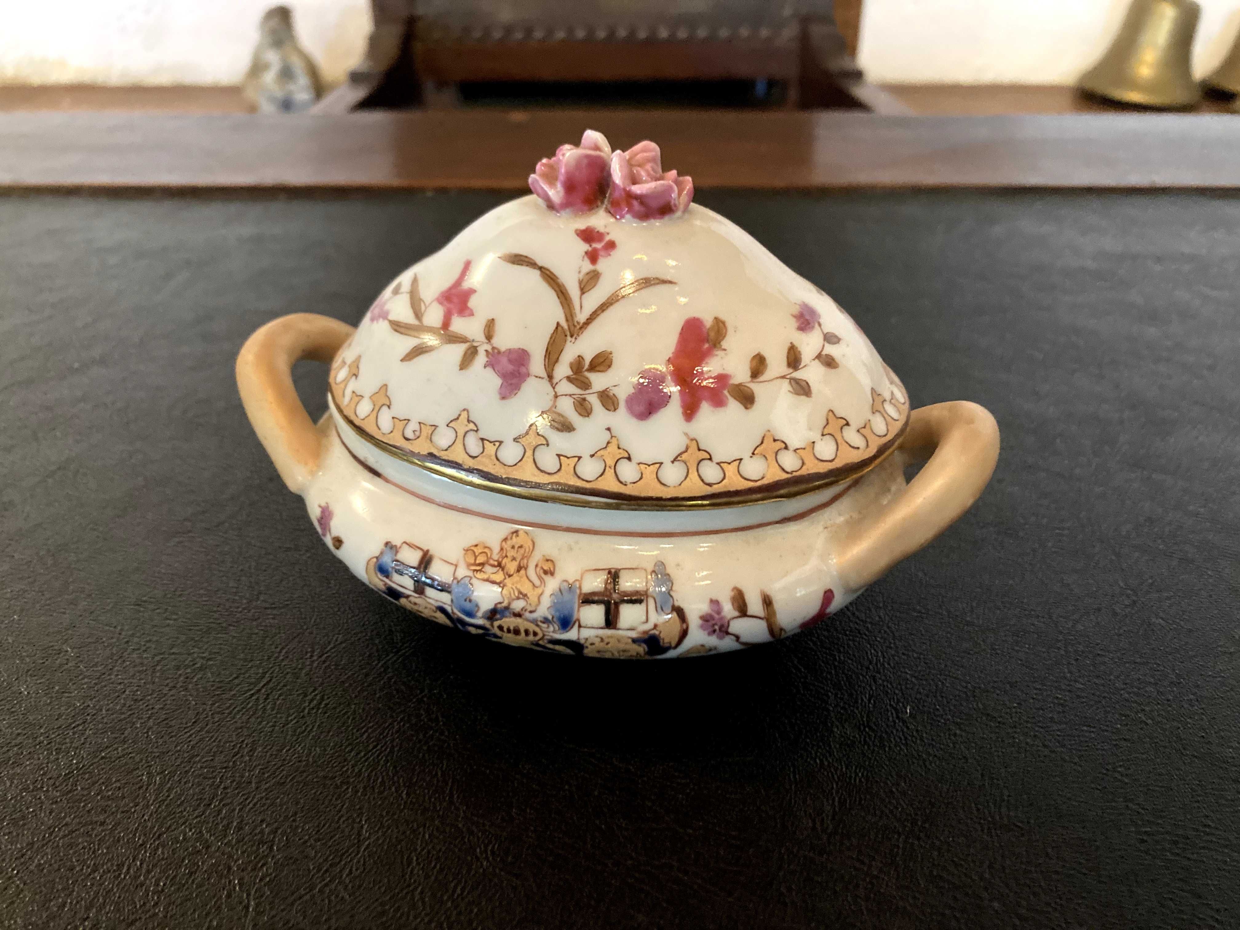 Caixa ovalada com tampa em porcelana chinesa de exportação