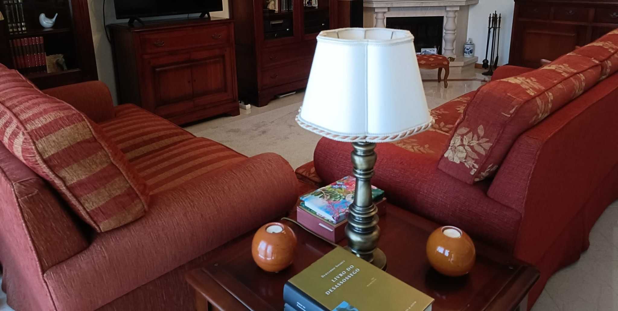 Conjunto de dois sofás, cada um de dois lugares.
