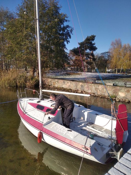 Kabinowy jacht żaglowy Spark 550 + przyczepa