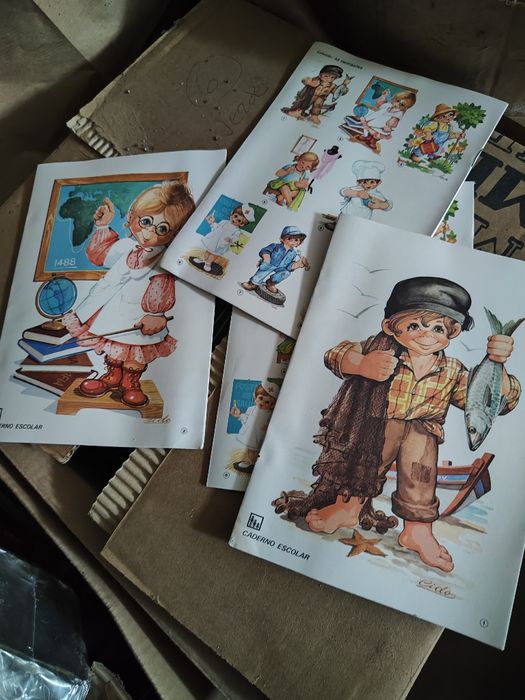 Canetas, cadernos material escolar vintage