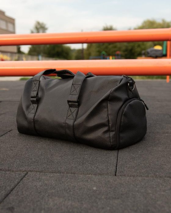 Готовий до подорожі чи тренувань? Ця стильна та містка сумка допоможе