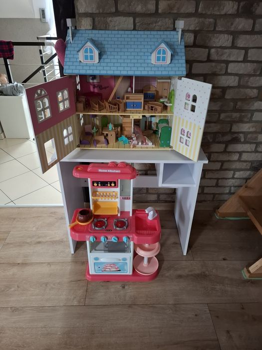 Zabawki, biurko i domek dla lalek