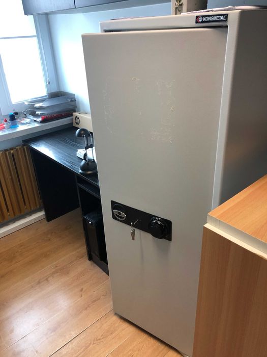 Sejf oraz szafa na dokumenty niejawne, broń i amunicję