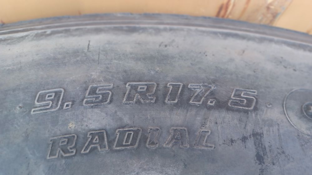 Pneus e jantes 9.5 r 17.5 porta máquinas