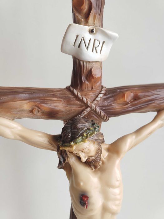 Cristo na Cruz artesanal em marfinite com 60 cm